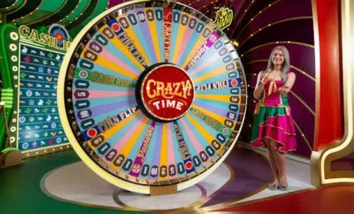 Колесо Crazy Time и ведущий в студии Evolution